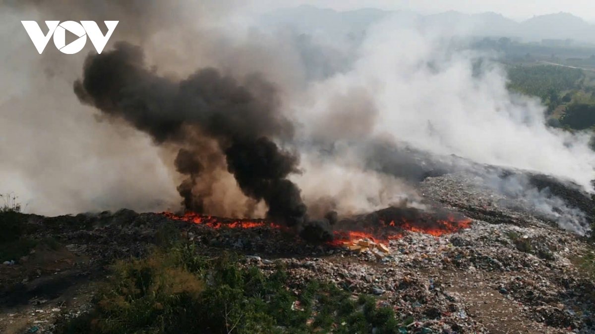 Cháy bãi rác ở Lâm Đồng, khói đen bao trùm